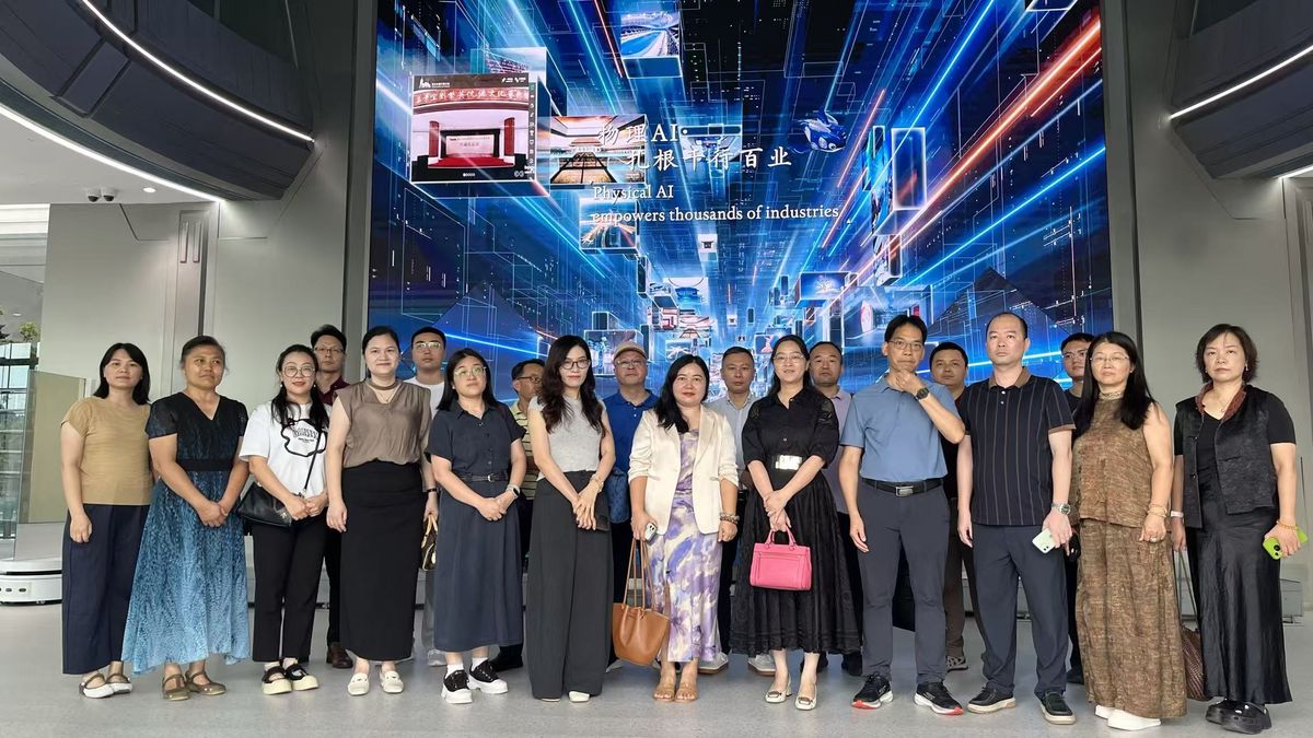 参会人员在凡拓数创AI创新馆主屏前合影